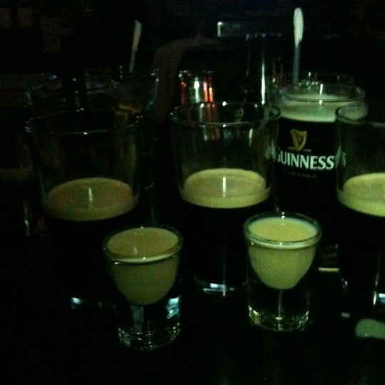 Photo prise au Mickey Byrne&#39;s Irish Pub par Heather B. le6/17/2011