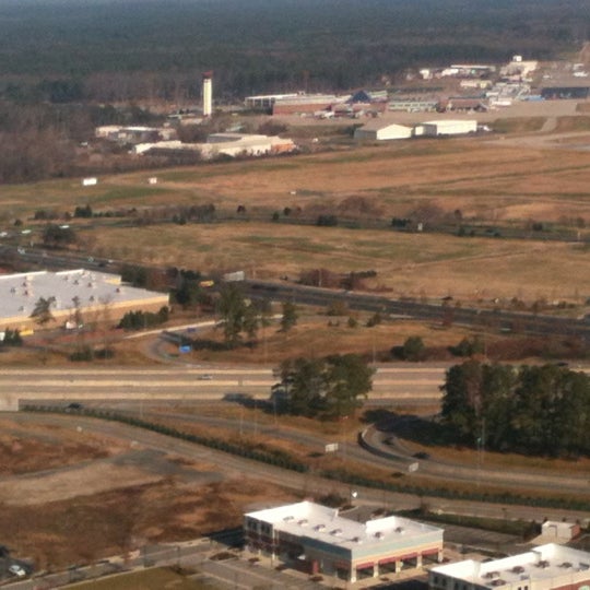 รูปภาพถ่ายที่ Newport News/Williamsburg International Airport (PHF) โดย Chris C. เมื่อ 12/17/2011