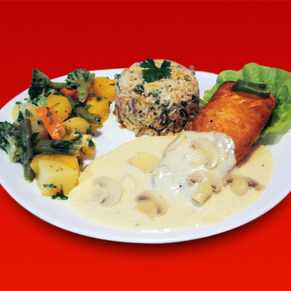 Salmão à Meuniére - servido na Sexta-Feira - salmão grelhado, molho de creme de leite com champignons, cebola, salsinha e um toque de mostarda, risoto de alho poró e legumes sautê