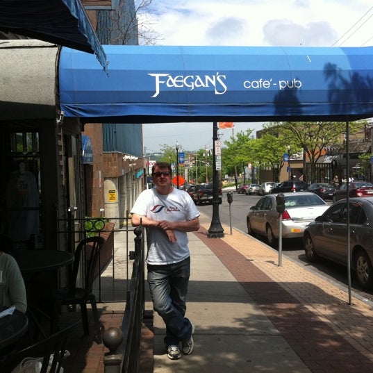 รูปภาพถ่ายที่ Faegan&#39;s Cafe &amp; Pub โดย Brian B. เมื่อ 5/21/2011