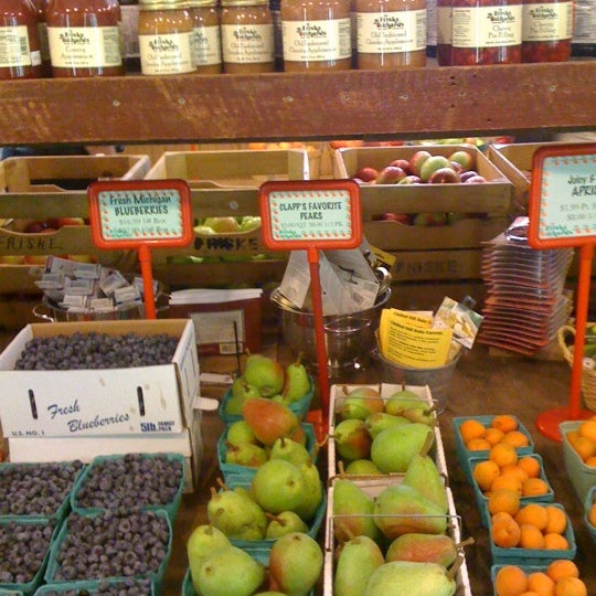 Photo taken at Friske Orchards Farm Market by David D. on 8/29/2011
