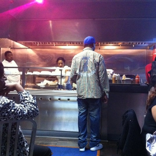 9/28/2011 tarihinde Nnyycc1ziyaretçi tarafından Doug E&#39;s Chicken &amp; Waffles'de çekilen fotoğraf