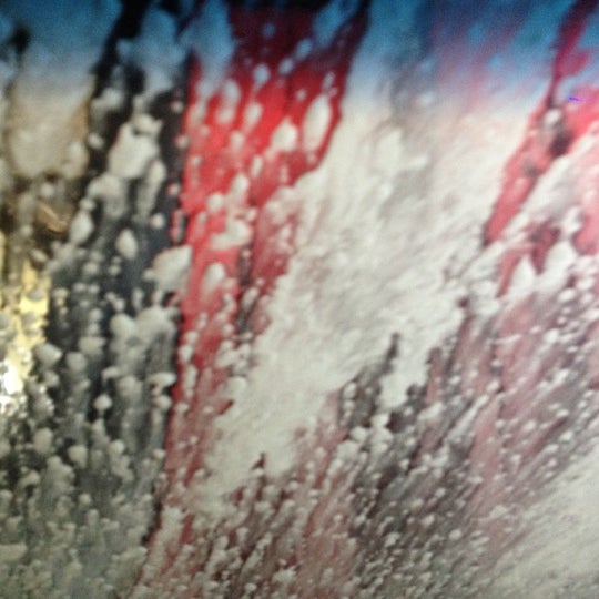8/23/2012 tarihinde Edward T.ziyaretçi tarafından Madison Car Wash'de çekilen fotoğraf