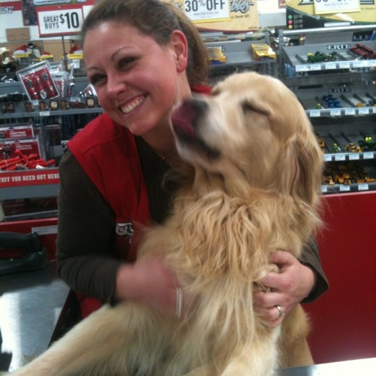 does tractor supply allow dogs