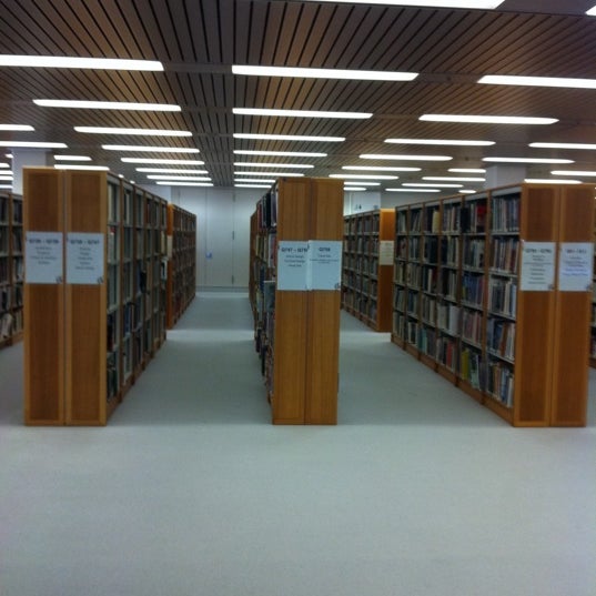 Foto tirada no(a) State Library of Western Australia por Kat F. em 9/16/2011