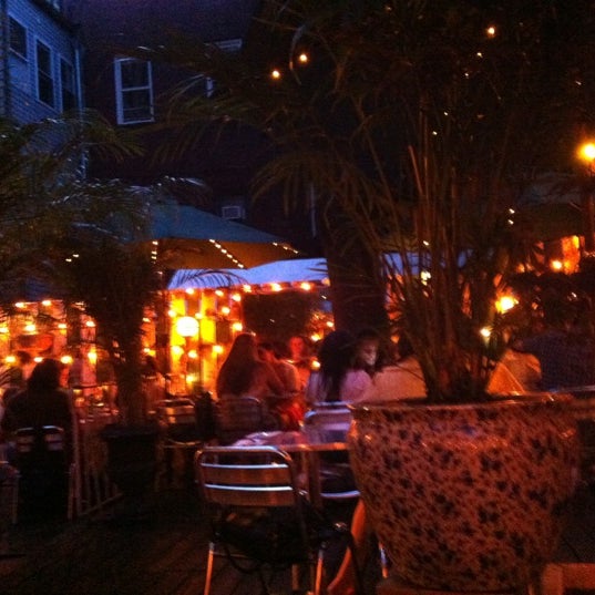 6/9/2012 tarihinde Rose W.ziyaretçi tarafından Yaffa Cafe'de çekilen fotoğraf