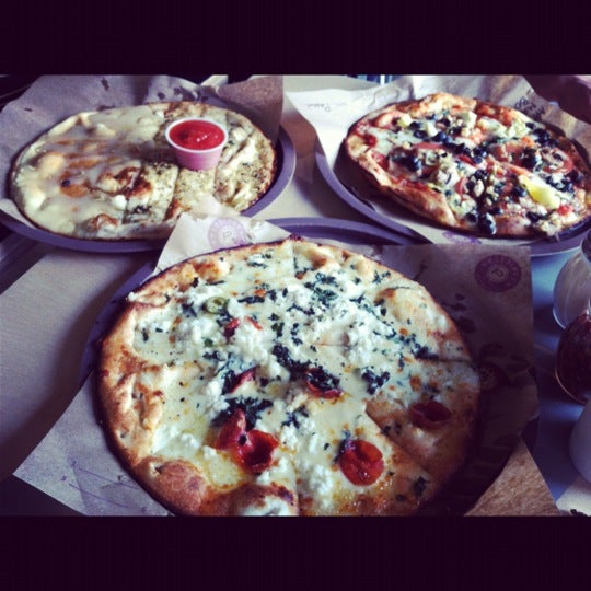 รูปภาพถ่ายที่ Pieology Pizzeria โดย Pascale เมื่อ 9/10/2012