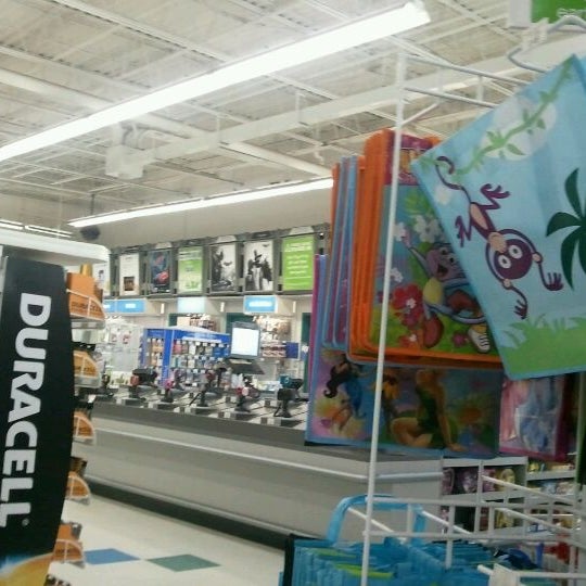 Photo taken at Toys"R"Us by Viktoria F. on 1/15/2012
