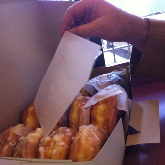 4/23/2012 tarihinde Teri D.ziyaretçi tarafından Dat Donut'de çekilen fotoğraf