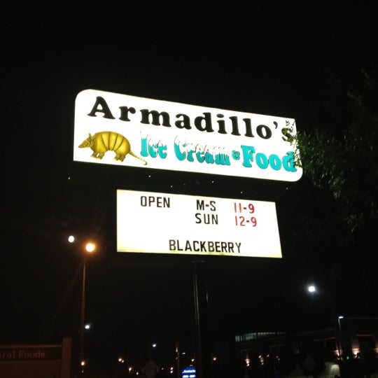 รูปภาพถ่ายที่ Armadillos Ice Cream Shoppe โดย Daniel P. เมื่อ 9/1/2012