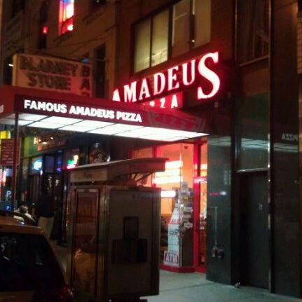Photo prise au Famous Amadeus Pizza - Madison Square Garden par Bryan B. le12/11/2011