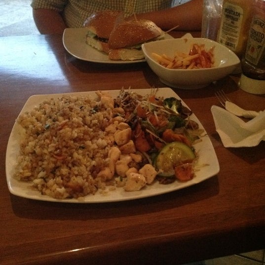 Photo prise au The Sushi &amp; Salads, Co par MaI R. le7/14/2012