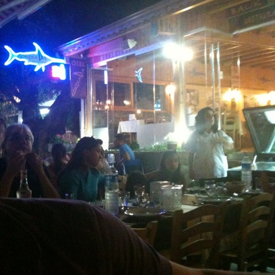 Foto tomada en Gökçeada Otel Et ve Balık Restaurant  por Burak A. el 8/17/2012