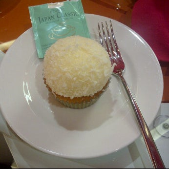 Foto diambil di Red Velvet Cupcakery oleh Alvin B. pada 5/1/2012