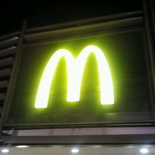 รูปภาพถ่ายที่ McDonald&#39;s โดย Raymon v. เมื่อ 2/2/2012
