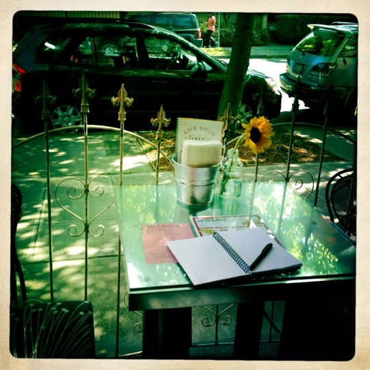 Foto tirada no(a) Kafe Berlin por Eric C. em 5/19/2012