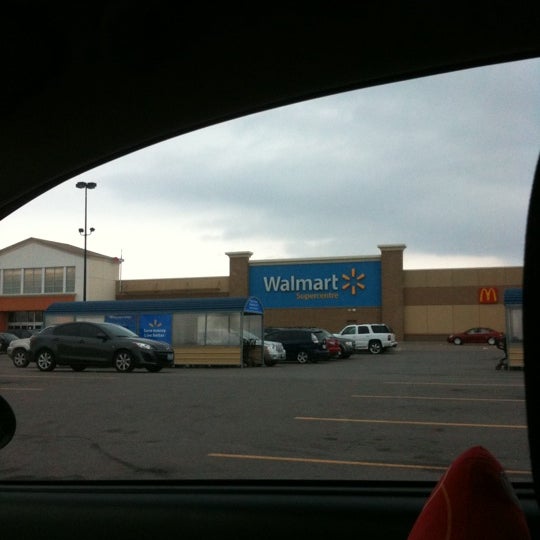 9/13/2011에 Derek B.님이 Walmart Supercentre에서 찍은 사진