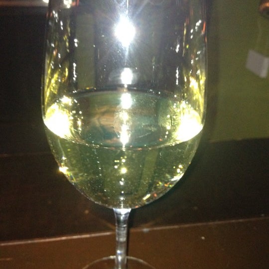Foto tirada no(a) Therapy Wine Bar por Simplykaren em 2/8/2012