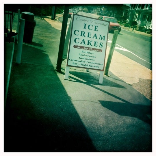 4/14/2012 tarihinde Tasha E.ziyaretçi tarafından Custard &amp; Cakes Creamery'de çekilen fotoğraf