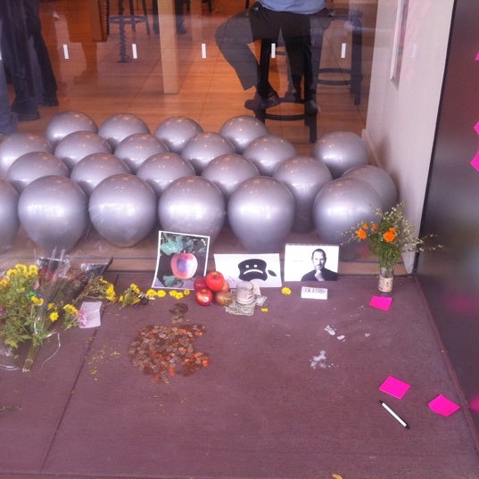 Photos at Apple Oakbrook Electronics Store in Oak Brook