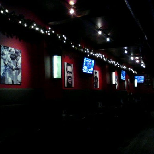 รูปภาพถ่ายที่ Rebel Bar &amp; Grill โดย Pao เมื่อ 12/13/2011
