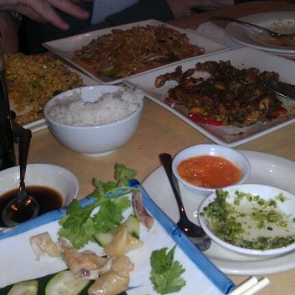 Снимок сделан в Jaya Asian Grill пользователем M E. 11/5/2011