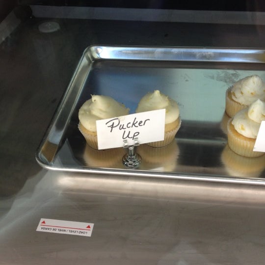 1/13/2012 tarihinde Casey B.ziyaretçi tarafından The Sweet Tooth - Cupcakery and Dessert Shop'de çekilen fotoğraf