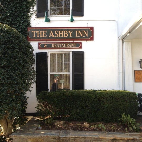 Foto tirada no(a) The Ashby Inn &amp; Restaurant por Lynne Z. em 12/1/2011