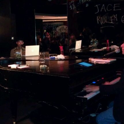 11/5/2011에 Nancy S.님이 Jolly&#39;s American Beer Bar and Dueling Pianos에서 찍은 사진
