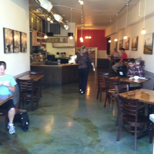 Foto diambil di JoLa Cafe oleh Shannon R. pada 10/22/2011