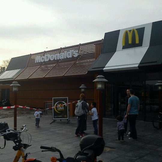 Photo taken at McDonald&#39;s by Robert v on 4/2/2011