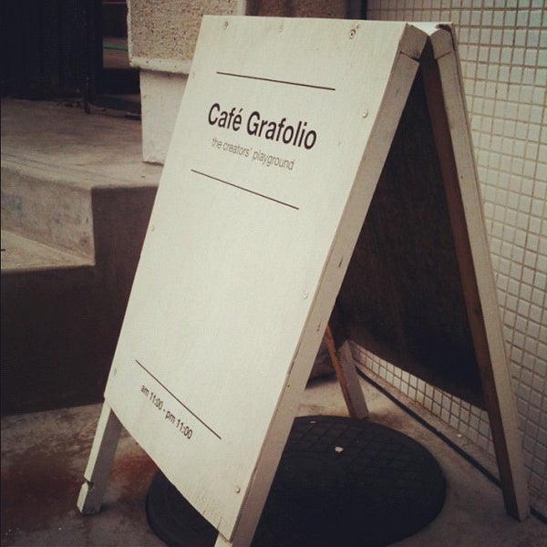Foto tirada no(a) Café GRAFOLIO por Changwoo N. em 11/10/2011