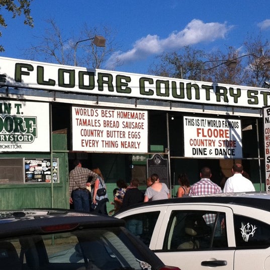 รูปภาพถ่ายที่ John T Floore Country Store โดย Jacob M. เมื่อ 9/21/2011