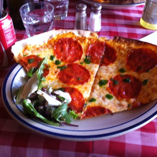 4/19/2012にCaroline J.がNice Pizzaで撮った写真