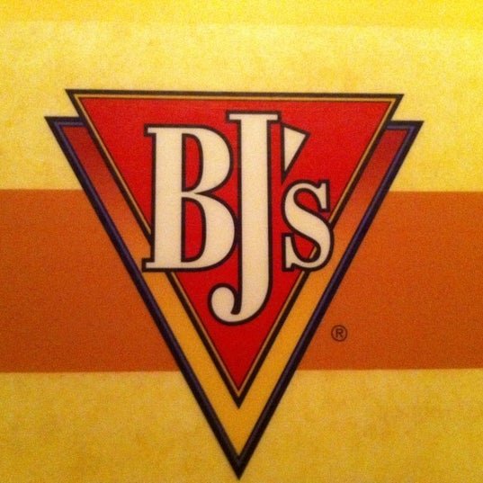 Photo taken at BJ&#39;s Restaurant &amp; Brewhouse by Steve on 10/21/2011