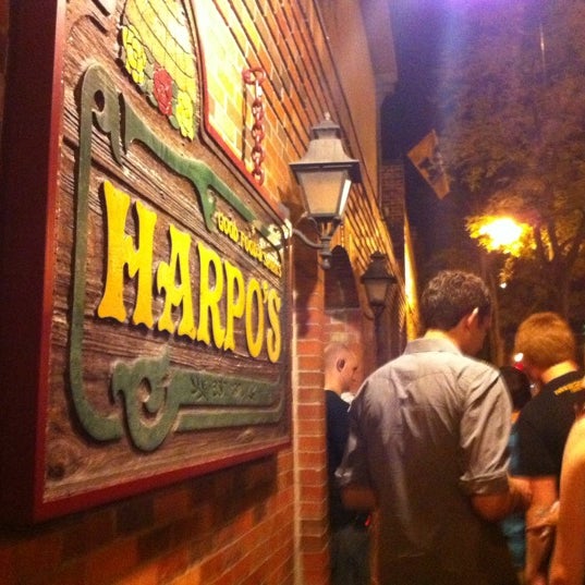 Снимок сделан в Harpo&#39;s Bar &amp; Grill пользователем Eric Z. 9/3/2011