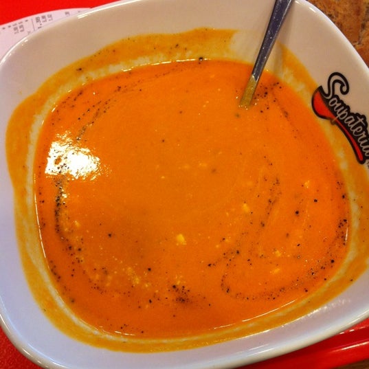 Опитайте от крем супата от червени чушки и сирене фета!