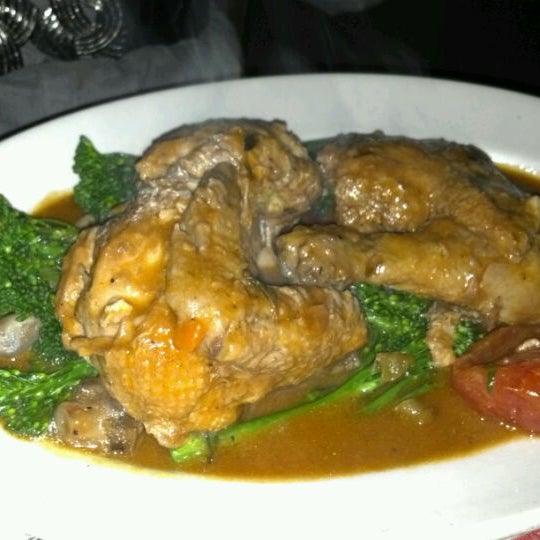 Das Foto wurde bei Carmine’s Italian Restaurant &amp; Bar von David T. am 1/17/2012 aufgenommen