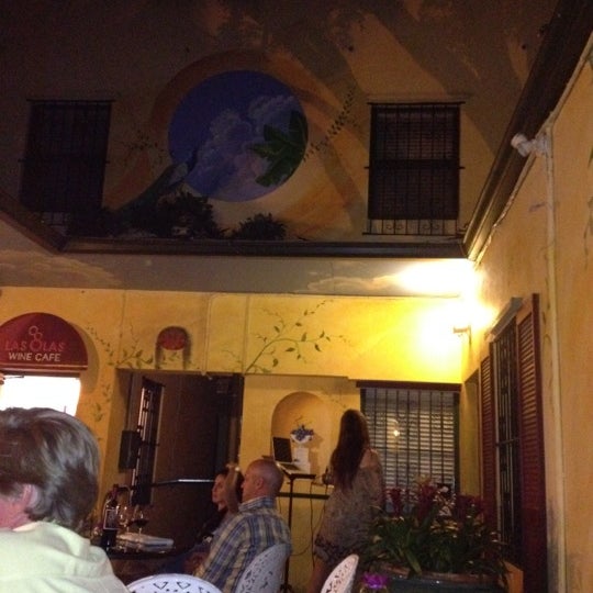 Снимок сделан в Las Olas Wine Cafe пользователем Mercedes S. 6/17/2012