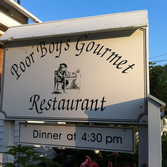 รูปภาพถ่ายที่ Poor Boy&#39;s Gourmet โดย Dan L. เมื่อ 8/2/2012