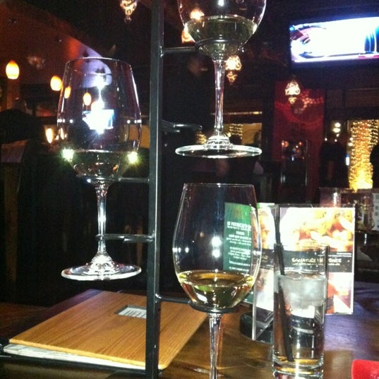 Foto scattata a Double Helix Wine &amp; Whiskey Lounge da Wendy c. il 3/17/2012