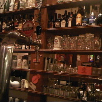 รูปภาพถ่ายที่ Die Stube German Bar &amp; Resto โดย simicel เมื่อ 3/21/2012