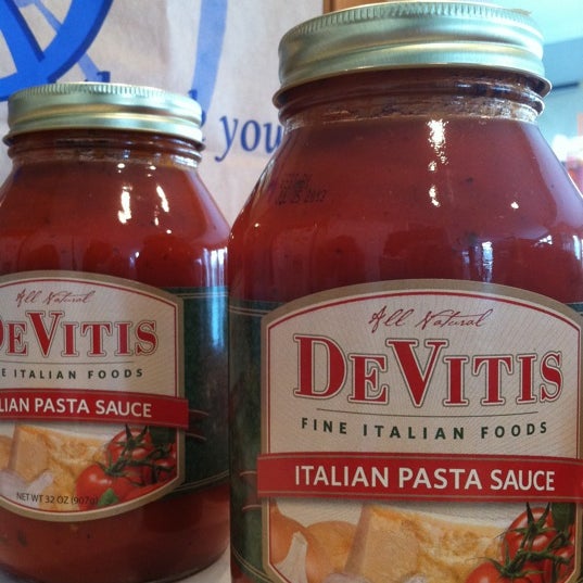 Das Foto wurde bei DeVitis Italian Market von Maryn S. am 8/21/2011 aufgenommen