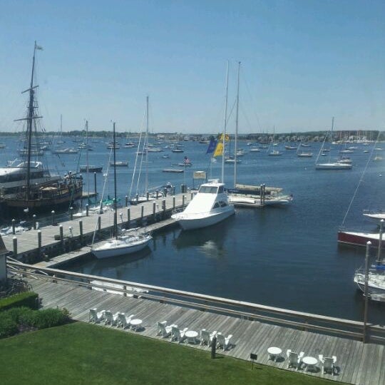 Foto tirada no(a) The Newport Harbor Hotel and Marina por Meredith F. em 6/1/2012