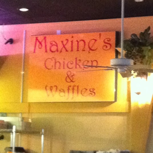 10/27/2011 tarihinde Donovan W.ziyaretçi tarafından Maxine&#39;s Chicken &amp; Waffles'de çekilen fotoğraf