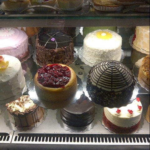 Photo taken at Lamanna&#39;s Bakery, Cafe &amp; Fine Foods by Siobum on 8/17/2012
