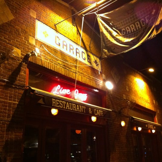 Das Foto wurde bei Garage Restaurant &amp; Cafe von Sergio M. am 1/16/2012 aufgenommen