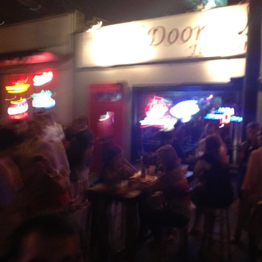 Foto tirada no(a) Red Door Tavern por Joe S. em 8/19/2012