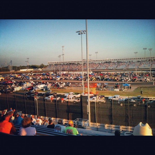 Foto diambil di Knoxville Raceway oleh Thaddeus N. pada 8/11/2012