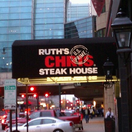 Foto tirada no(a) Ruth&#39;s Chris Steak House por Michael em 11/6/2011